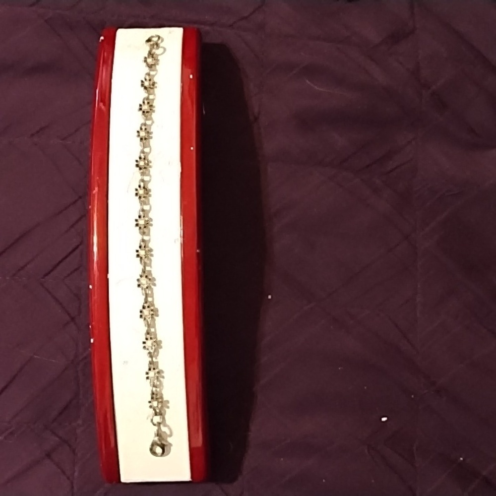 7 1/2 inch Daisy design Goldtone and White Enamel Bracelet